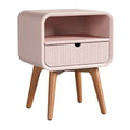 Moderne nachttafel met lade en houten poten, roze design.
